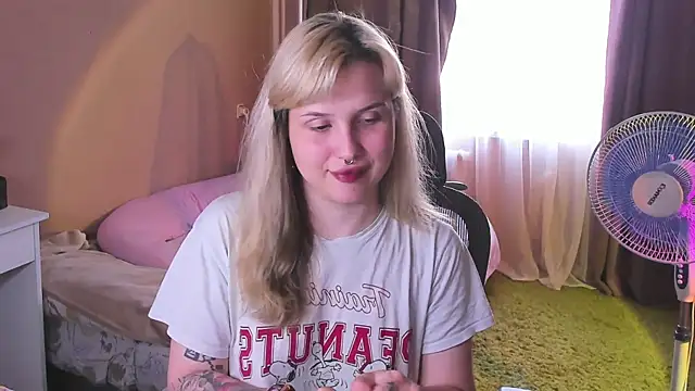 Snapshot of hellfirekiss chatting on 06-26-26, 09:35 hellfirekiss online show from 06-26-26, 09:35