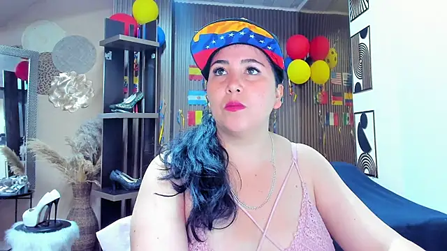 Snapshot of BBWLuxuryMuse chatting on 07-08-26, 11:15 BBWLuxuryMuse online show from 07-08-26, 11:15
