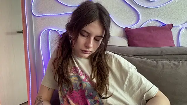 Snapshot of evvaavve chatting on 06-25-26, 05:12 evvaavve online show from 06-25-26, 05:12