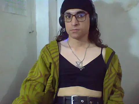 Snapshot of LaCuerva chatting on 05-15-26, 04:47 LaCuerva online show from 05-15-26, 04:47