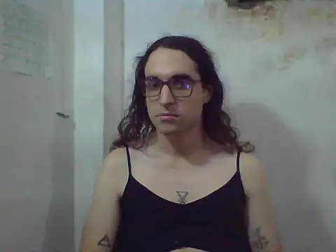 Snapshot of LaCuerva chatting on 05-17-26, 04:58 LaCuerva online show from 05-17-26, 04:58