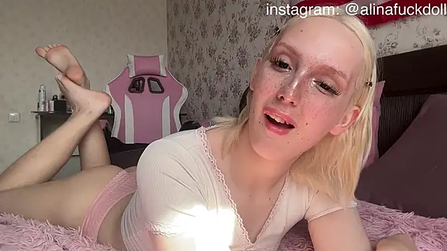 Snapshot of llinabarbie chatting on 07-19-26, 12:42 llinabarbie online show from 07-19-26, 12:42
