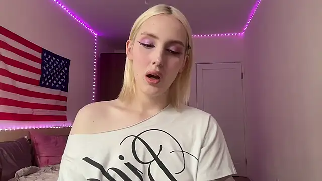 Snapshot of llinabarbie chatting on 08-03-26, 03:05 llinabarbie online show from 08-03-26, 03:05