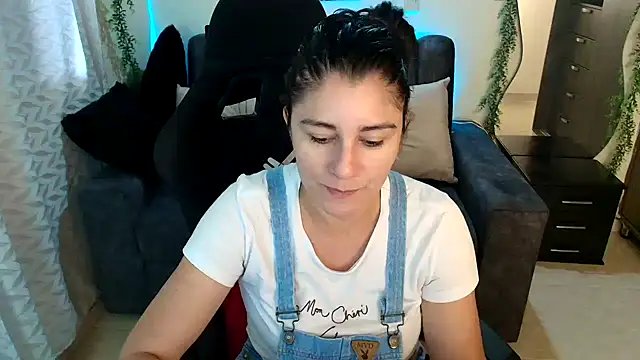 Snapshot of LUCYMILF_SEXY chatting on 06-07-26, 03:38 LUCYMILF SEXY online show from 06-07-26, 03:38