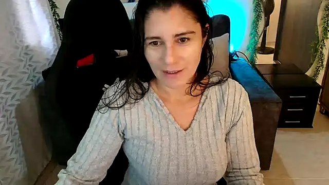 Snapshot of LUCYMILF_SEXY chatting on 06-08-26, 04:07 LUCYMILF SEXY online show from 06-08-26, 04:07