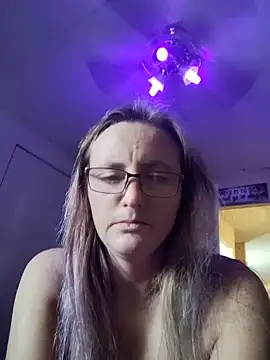 Snapshot of Queenle91 chatting on 06-05-26, 04:02 Queenle91 online show from 06-05-26, 04:02