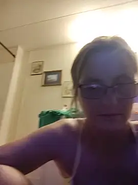 Snapshot of Queenle91 chatting on 06-10-26, 04:23 Queenle91 online show from 06-10-26, 04:23