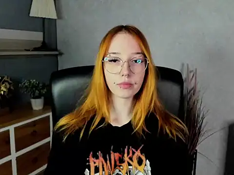 Snapshot of foxSonya chatting on 05-15-26, 05:36 foxSonya online show from 05-15-26, 05:36
