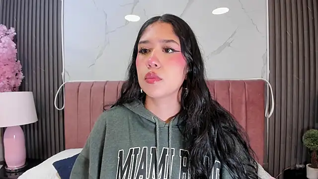 Hanna Thorne online show from 06-18-26, 07:40
