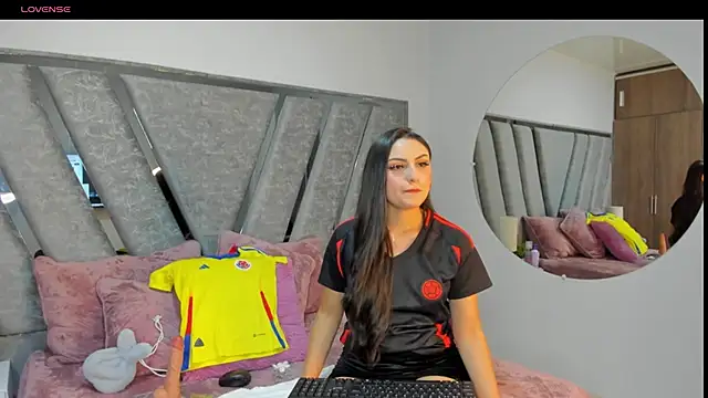 Snapshot of Tink_fox chatting on 06-18-26, 02:12 Tink fox online show from 06-18-26, 02:12