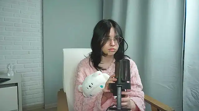 CloudyLina online show from 05-12-26, 04:04