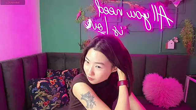 Snapshot of Runi_Asian chatting on 06-19-26, 01:21 Runi Asian online show from 06-19-26, 01:21