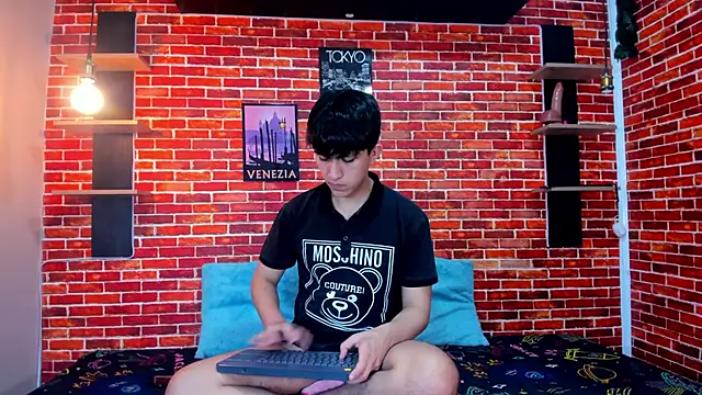 Snapshot of Hoot_boyss_ chatting on 06-04-26, 08:15 Hoot boyss online show from 06-04-26, 08:15