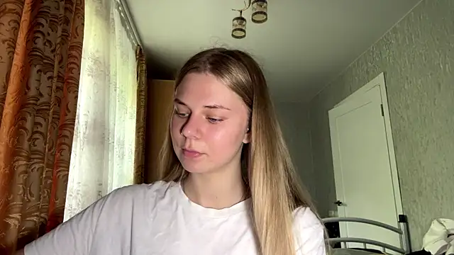 Snapshot of HoneysPiee chatting on 06-02-26, 10:06 HoneysPiee online show from 06-02-26, 10:06