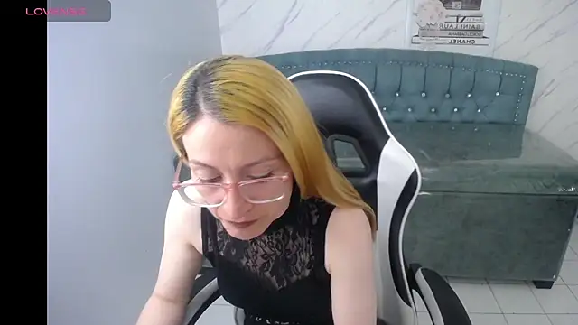 Snapshot of aliz_t chatting on 05-16-26, 04:20 aliz t online show from 05-16-26, 04:20