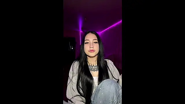 Greeneyedlauren online show from 05-17-26, 01:07
