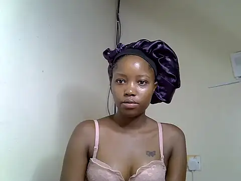 Snapshot of Pretty_kitty48 chatting on 06-18-26, 12:53 Pretty kitty48 online show from 06-18-26, 12:53