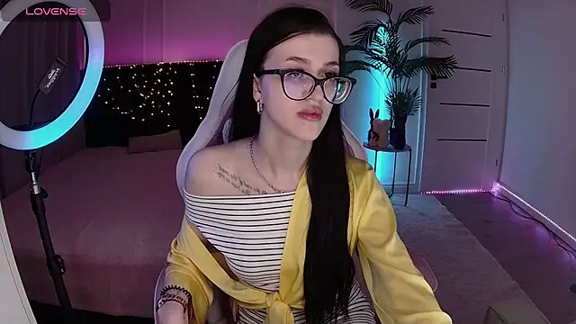 Snapshot of Ariella_Me chatting on 06-03-26, 06:27 Ariella Me online show from 06-03-26, 06:27