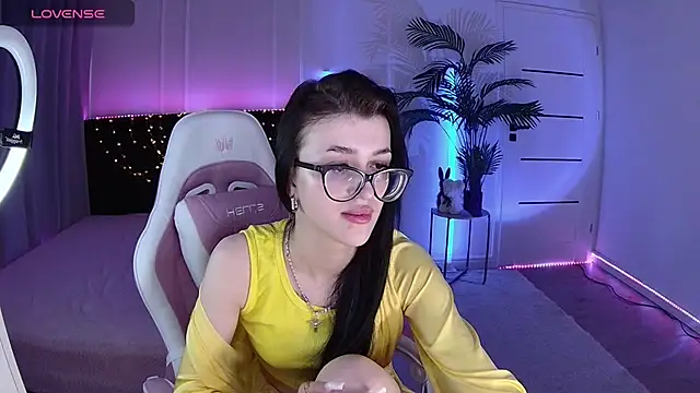 Snapshot of Ariella_Me chatting on 06-05-26, 06:52 Ariella Me online show from 06-05-26, 06:52