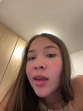 Snapshot of bellaroch chatting on 05-28-26, 03:37 bellaroch online show from 05-28-26, 03:37