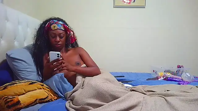 Snapshot of Prettylondond chatting on 07-17-26, 12:34 Prettylondond online show from 07-17-26, 12:34