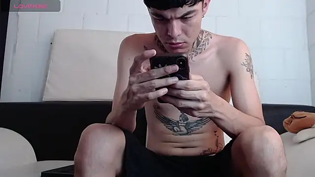 Snapshot of badboy-fox chatting on 06-07-26, 05:38 badboy-fox online show from 06-07-26, 05:38