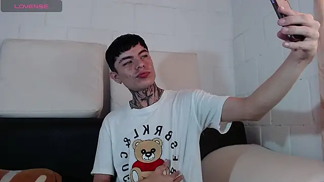 Snapshot of badboy-fox chatting on 06-08-26, 09:15 badboy-fox online show from 06-08-26, 09:15
