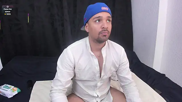 Snapshot of max_ed chatting on 05-27-26, 03:36 max ed online show from 05-27-26, 03:36