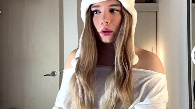 Snapshot of goldenangel_4u chatting on 07-16-26, 03:56 goldenangel 4u online show from 07-16-26, 03:56