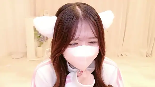 Snapshot of Yuinyaaa chatting on 06-28-26, 10:43 Yuinyaaa online show from 06-28-26, 10:43