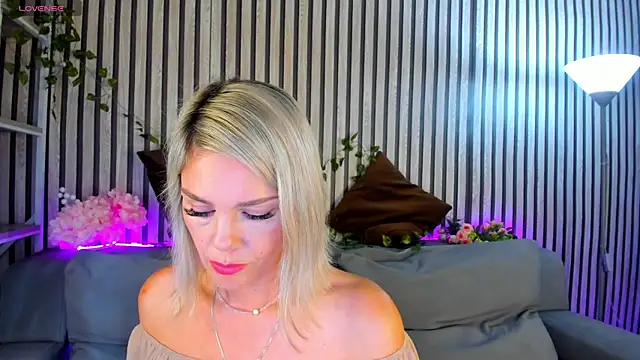 Snapshot of Betty_Brock chatting on 06-17-26, 01:08 Betty Brock online show from 06-17-26, 01:08