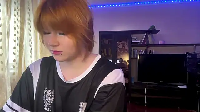 Snapshot of HelloKinki chatting on 06-08-26, 04:51 HelloKinki online show from 06-08-26, 04:51