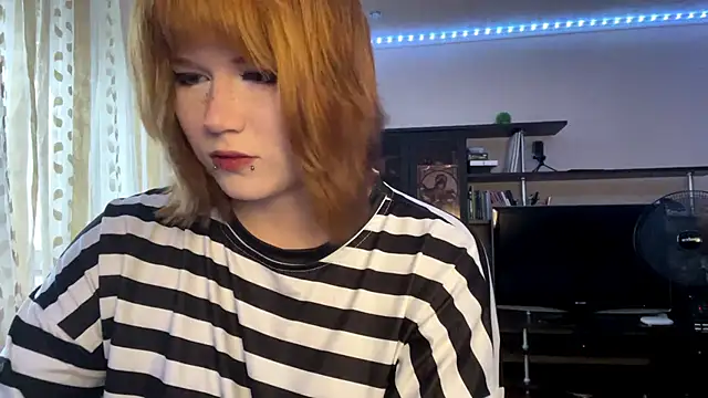 Snapshot of HelloKinki chatting on 06-19-26, 03:49 HelloKinki online show from 06-19-26, 03:49