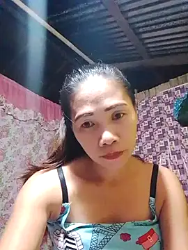 Snapshot of hotmom_lyn chatting on 05-30-26, 05:43 hotmom lyn online show from 05-30-26, 05:43