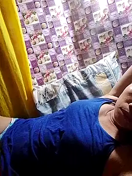 Snapshot of hotmom_lyn chatting on 06-16-26, 08:33 hotmom lyn online show from 06-16-26, 08:33