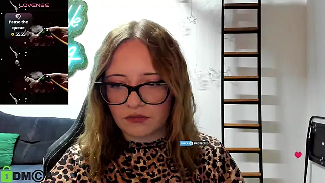 Snapshot of JuliNy_x chatting on 06-06-26, 12:54 JuliNy x online show from 06-06-26, 12:54