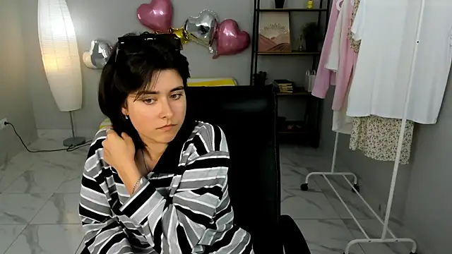 Snapshot of Barbara_Little chatting on 05-29-26, 01:42 Barbara Little online show from 05-29-26, 01:42
