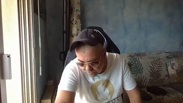 Snapshot of panda_06200 chatting on 06-10-26, 11:53 panda 06200 online show from 06-10-26, 11:53