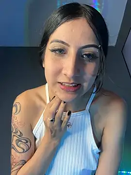 Snapshot of Naaria_ chatting on 06-19-26, 02:27 Naaria online show from 06-19-26, 02:27