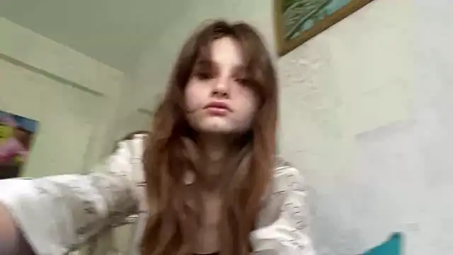 Snapshot of HeIen_cute chatting on 06-14-26, 02:24 HeIen cute online show from 06-14-26, 02:24