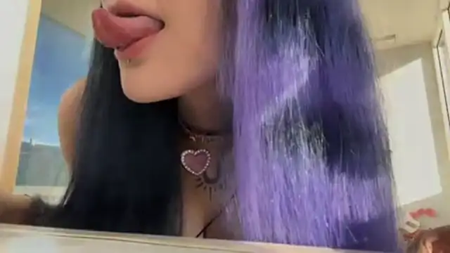 Snapshot of HolyCute chatting on 06-16-26, 04:09 HolyCute online show from 06-16-26, 04:09