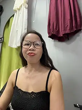 Snapshot of honghong_mother chatting on 06-28-26, 01:44 honghong mother online show from 06-28-26, 01:44