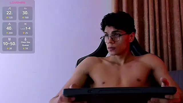Snapshot of Ithan_Hott chatting on 06-21-26, 04:15 Ithan Hott online show from 06-21-26, 04:15