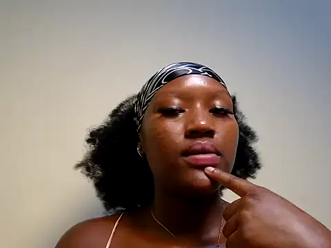 Snapshot of sexyroznnah chatting on 06-25-26, 09:19 sexyroznnah online show from 06-25-26, 09:19