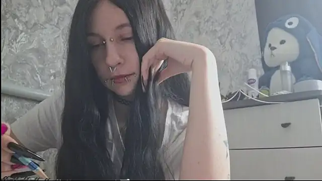 KrissyHiott online show from 06-01-26, 04:14