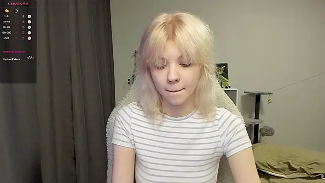 voguecaroline online show from 07-19-26, 08:23
