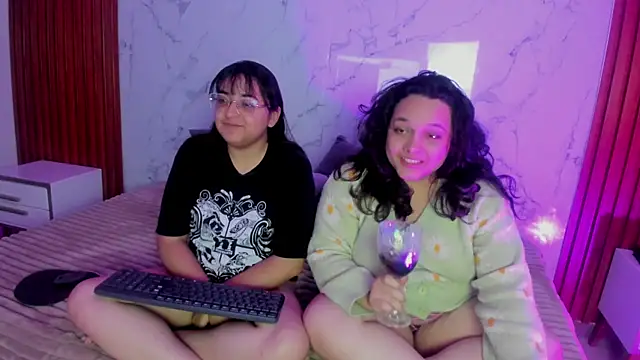 Snapshot of genesis_y_moon chatting on 06-21-26, 03:31 genesis y moon online show from 06-21-26, 03:31