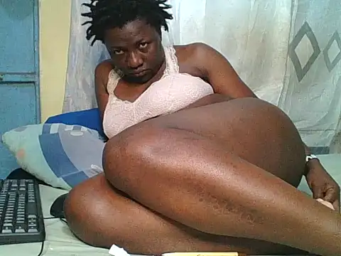 Snapshot of Ebony_creamie chatting on 06-16-26, 07:16 Ebony creamie online show from 06-16-26, 07:16