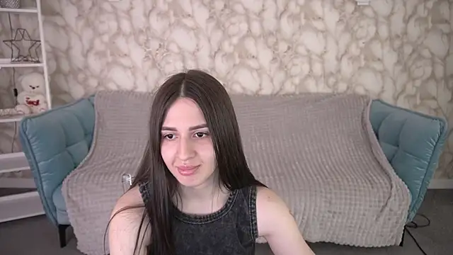AlesiaDessmond online show from 06-18-26, 07:07