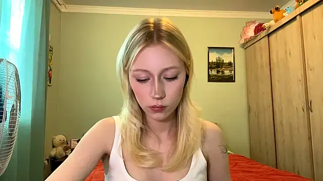 Snapshot of BossedFrog chatting on 06-19-26, 02:21 BossedFrog online show from 06-19-26, 02:21